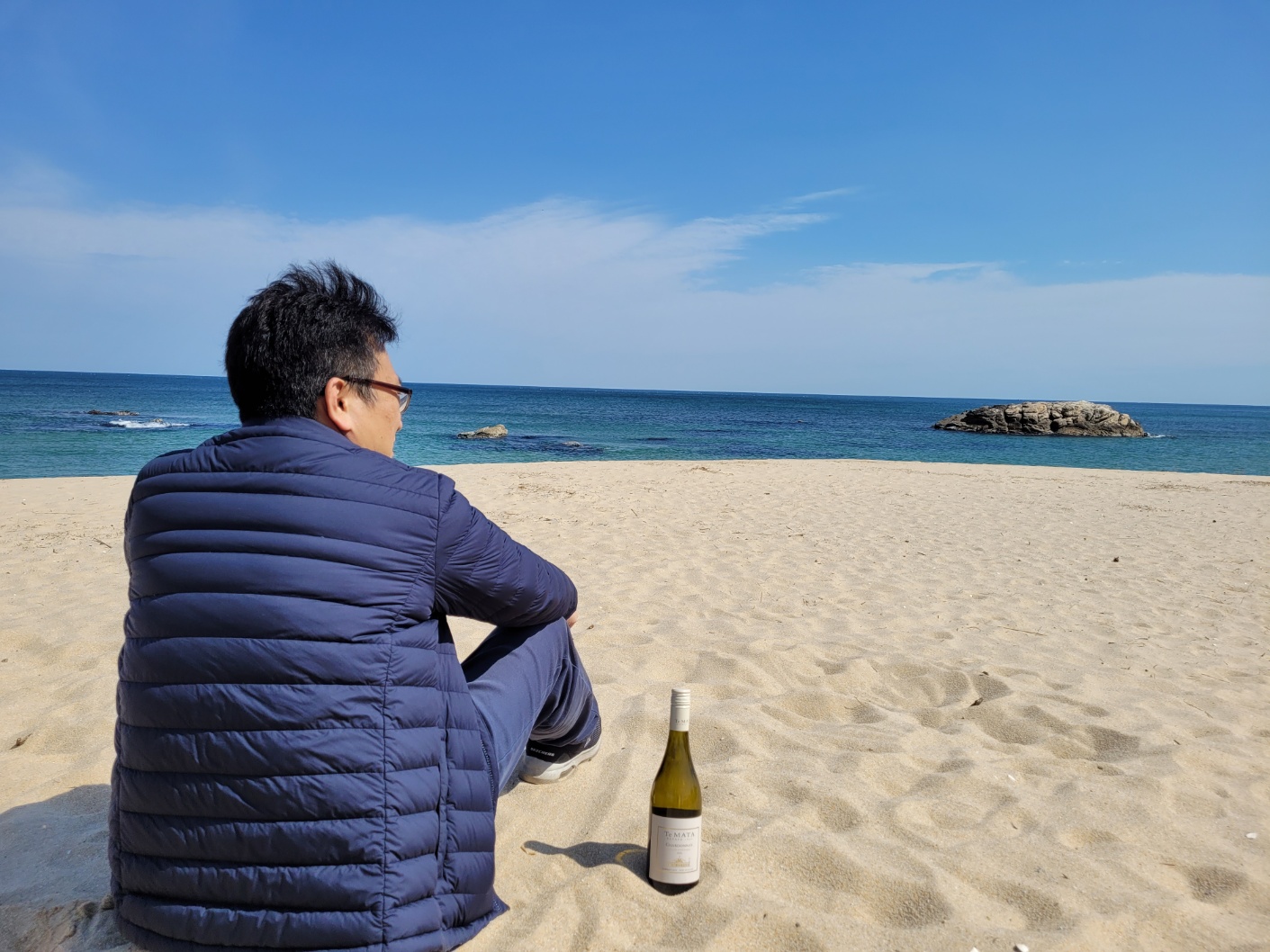 My back phoot with a white wine taken on the a beach of YangYang in 2022